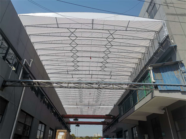 越來(lái)越多的車(chē)主選擇膜結構停車(chē)棚，膜結構停車(chē)棚與傳統車(chē)棚的區別